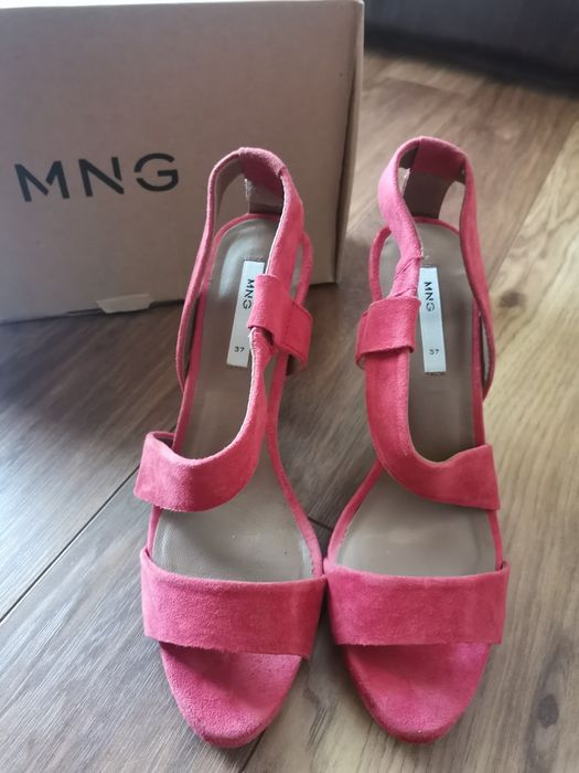 Дамски сандали на висок ток.