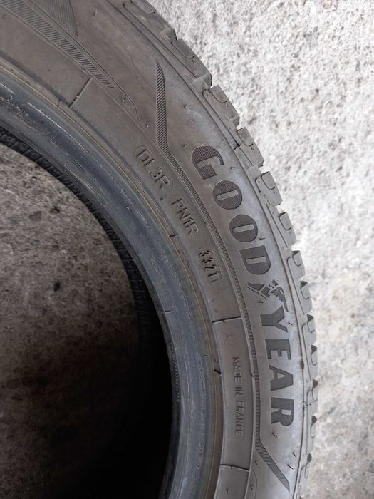 215/55 R17 GOODYEAR UltraGrip