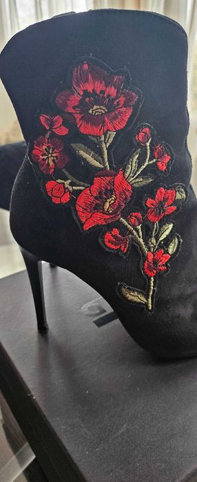 Черни боти естествен велур с бродерия.