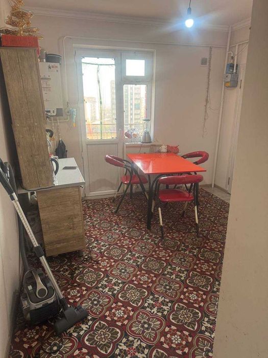 Dom 15 kvartal. 6/7 etaj 3xona Bekabod shaxar