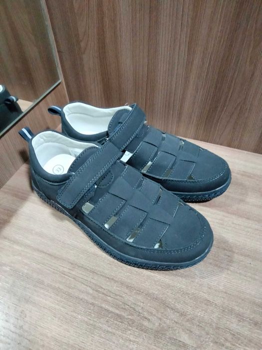 Новые школьные сандалии для мальчика
