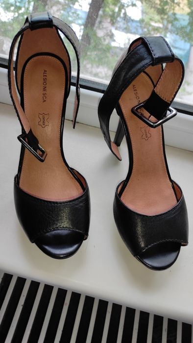 Продам кожанные босоножки 39рр