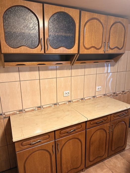 Mobila Bucatarie + Coltar tapitat din lemn, Masa extensibila si 2 Scaune Tapitate