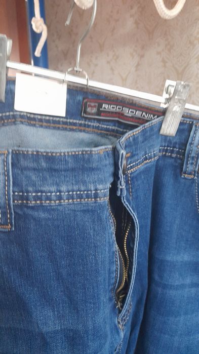 Продам джинсы новые  модные
