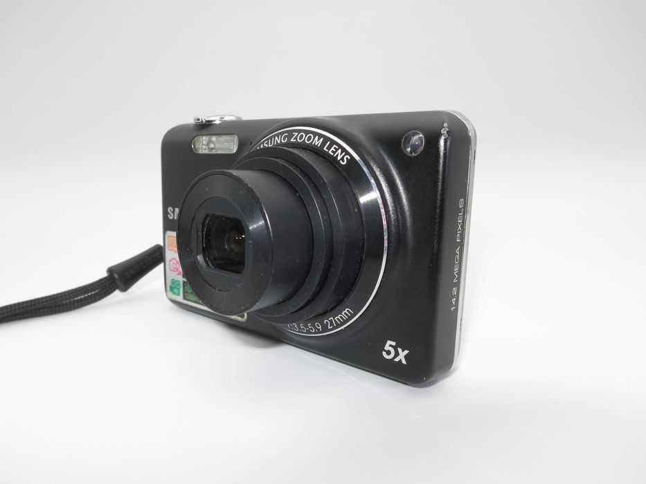 Samsung ST65 ултра компактен цифров фотоапарат, черна дигитална камера, в отлично състояние, пълен комплект, работи супер.