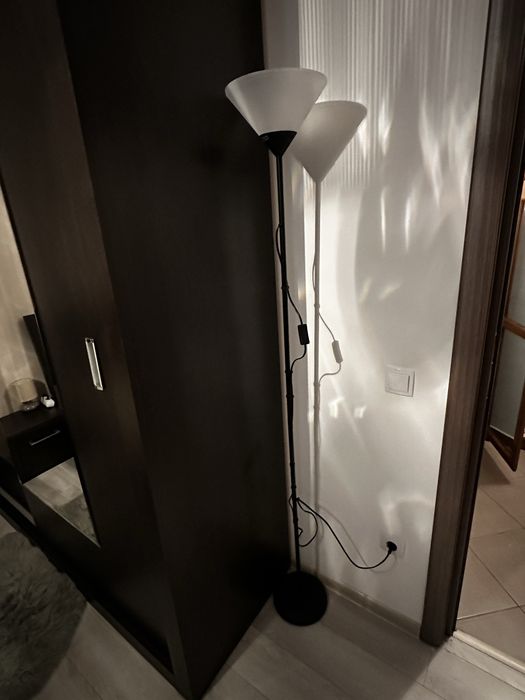 2 lampadare ca noi