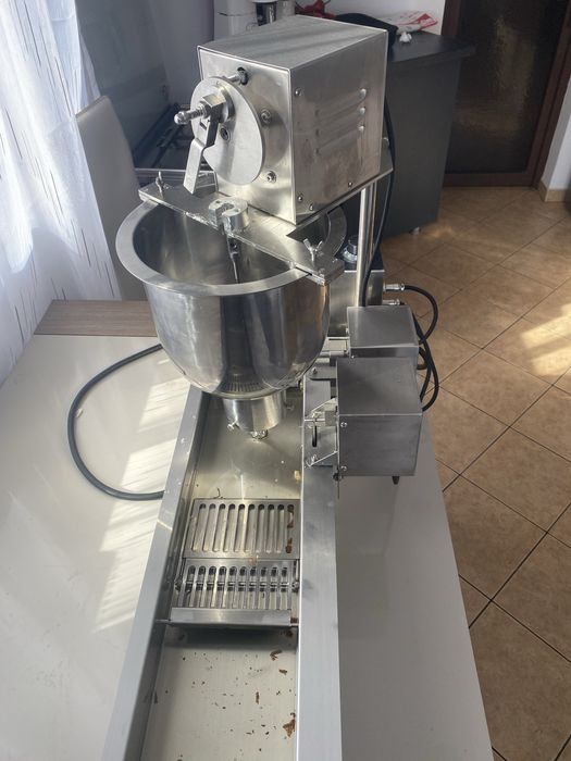 Masina de gogosi inelute ,foarte putin folosita , stare foarte buna