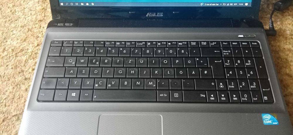 Продавам лап топ asus
