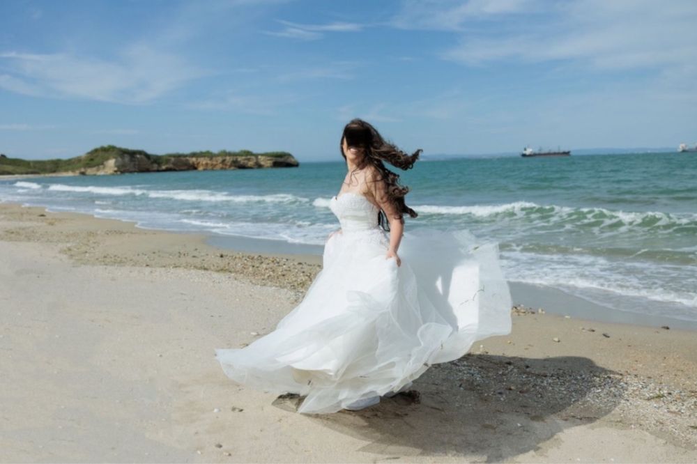 Сватбена рокля размер М с гол гръб