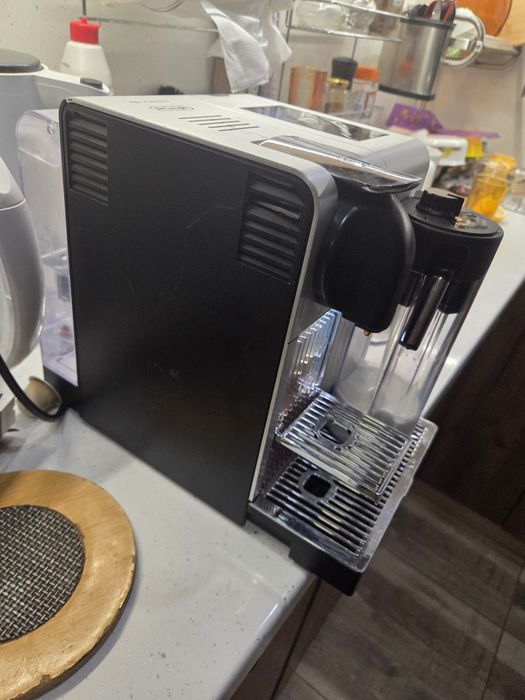 Кафе машина  с капсули Delonghi Latissima