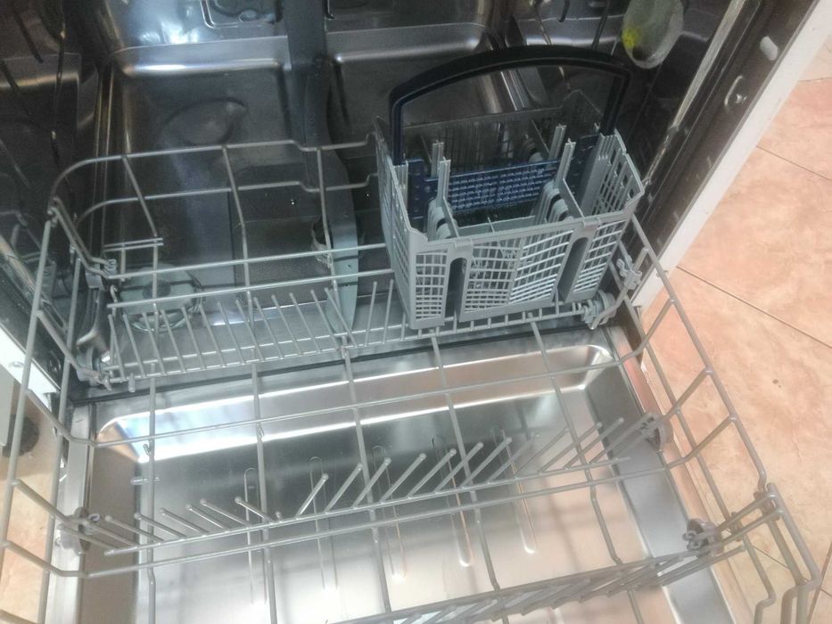Vând mașina de spălat vase model nou