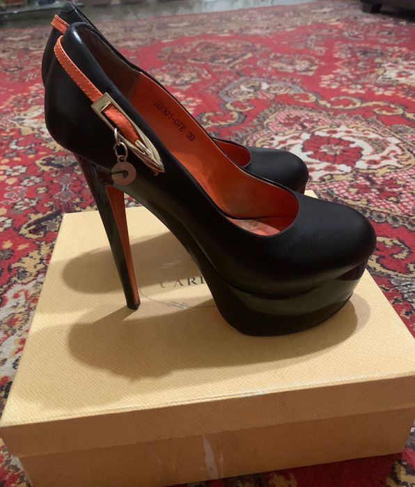 Продаются очень красивые стильные туфли, лабутены