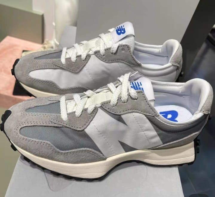 Кроссовки женская