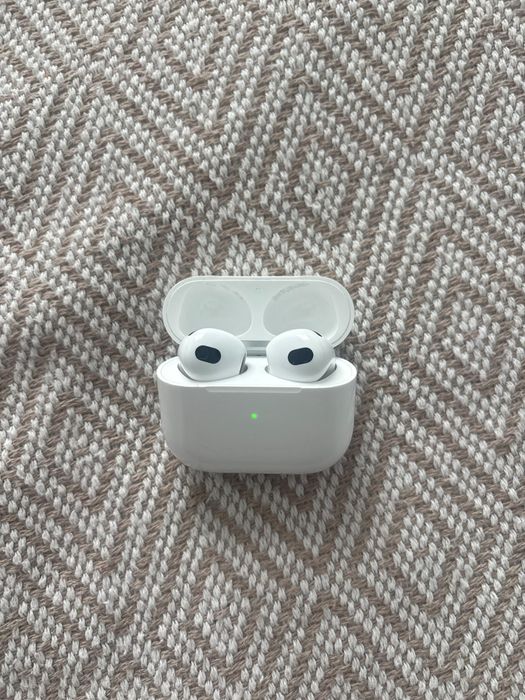 Casti Airpods generatia 3