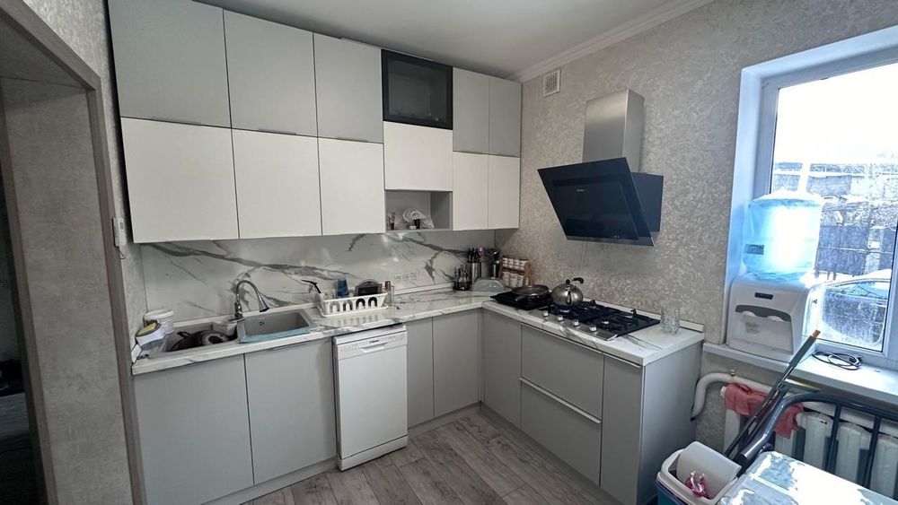 Продам кухонный мебель 270.000