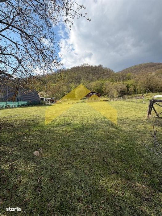 Cabana din piatra de codru si busteni pe Clisura Dunarii, Caraș-S