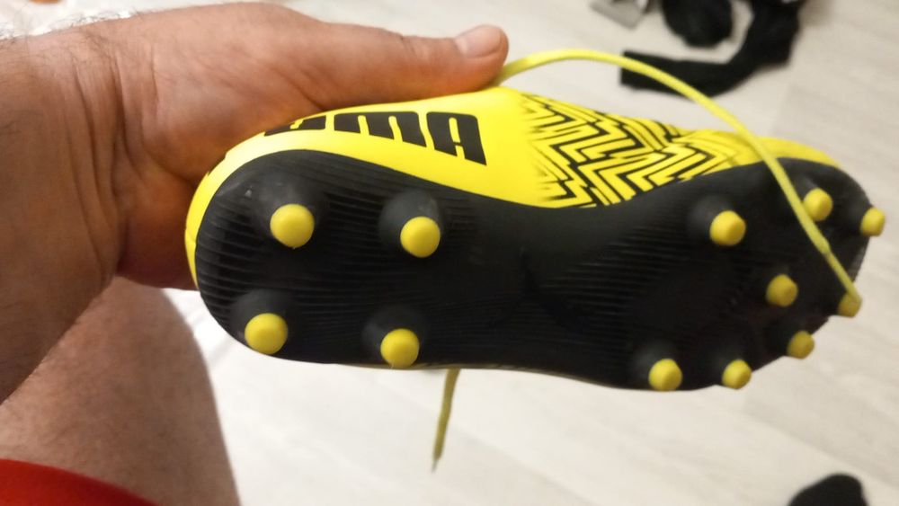 Vând ghete de fotbal puma