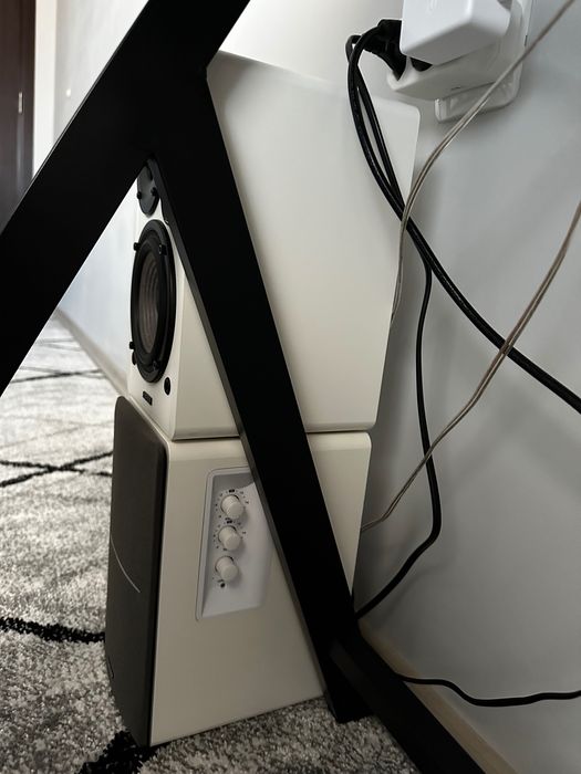 Тонкоколони Edifier.