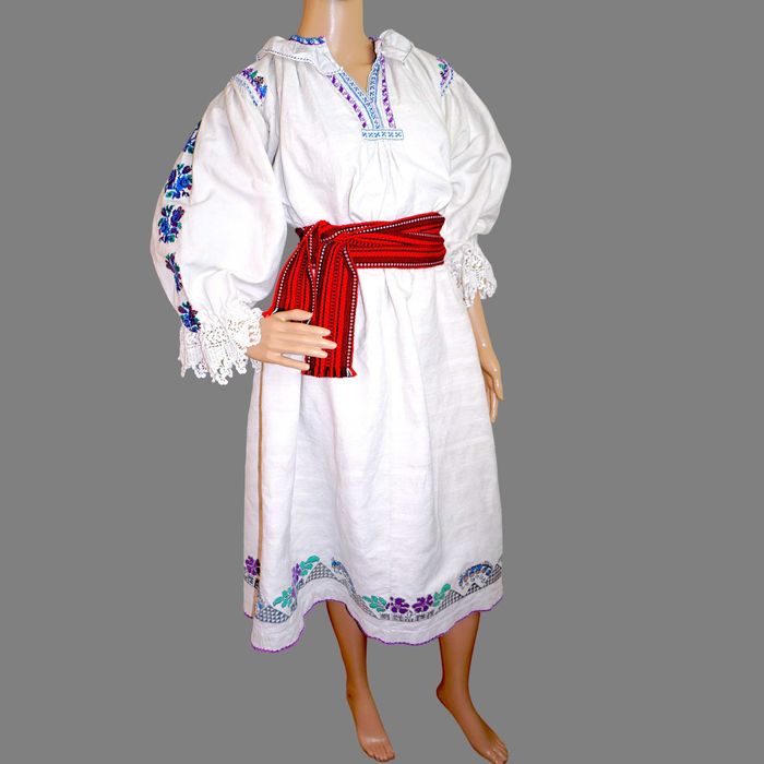 Costum popular vechi din Arad , ie veche , spacel si poale