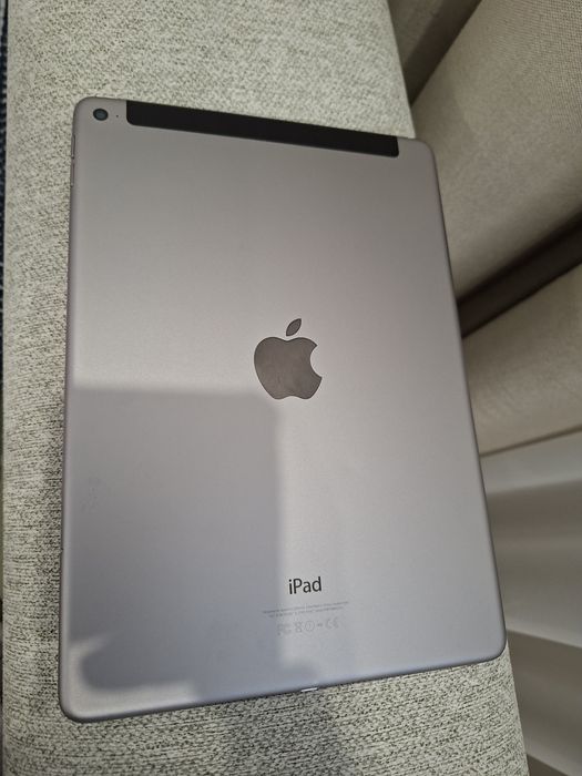 iPad Air 2 в хорошем состоянии и защитным стеклом.