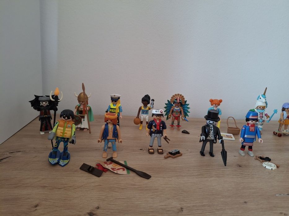 Vand lot cu 20 figurine Playmobil seria 25