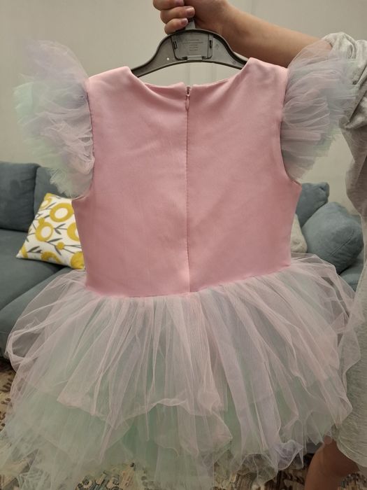 Платье красивое на 3,4-6 лет