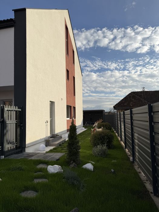 Casă modernă, complet mobilată și utilată, gata de mutat