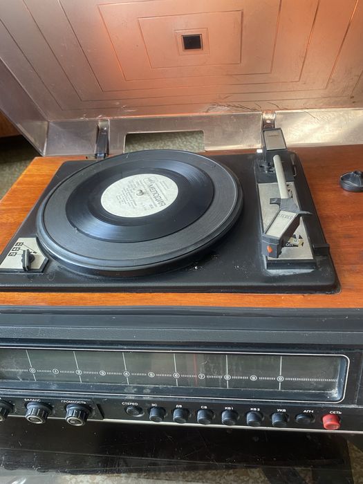 Проигрыватель виниловых пластинок