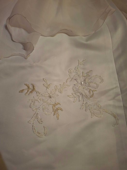 Булчинска рокля с бродерия