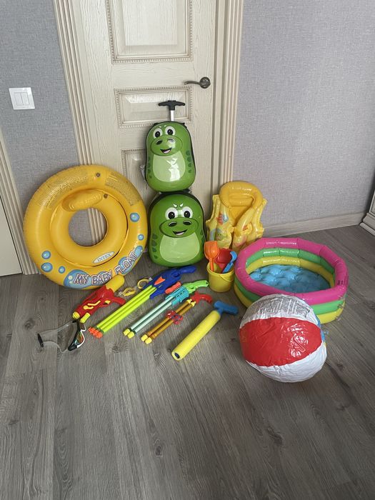 Детский чемодан и водные игрушки