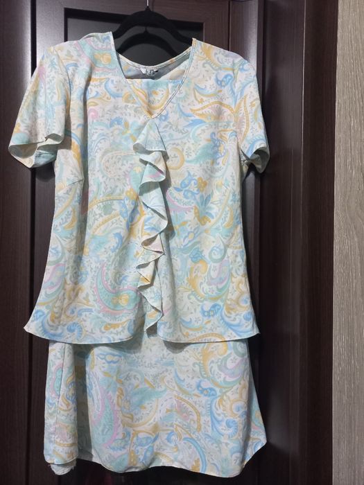 Costum de vara, compus din fustă în clini, pe elastic și bată și bluza cu volănaș la gât.