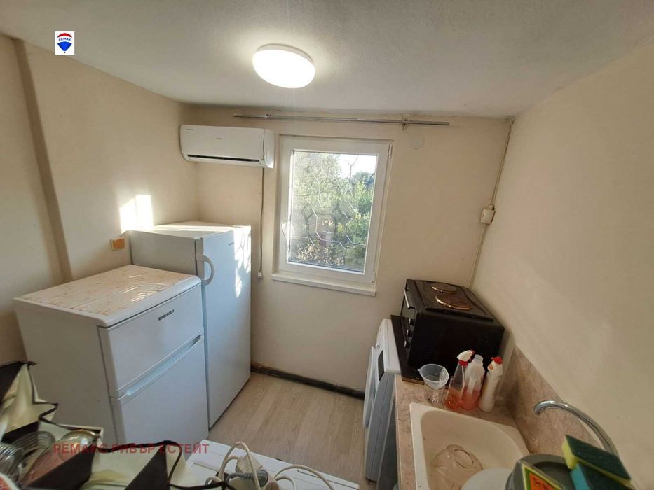 Вила на три етажа за продажба 10 километър