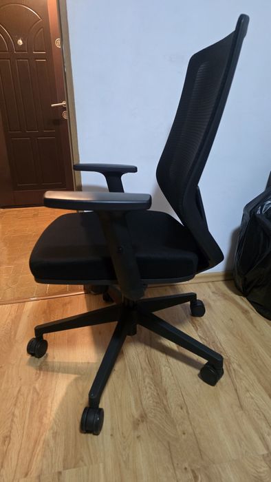 Scaun rotativ de birou, la cutie,  impecabil!