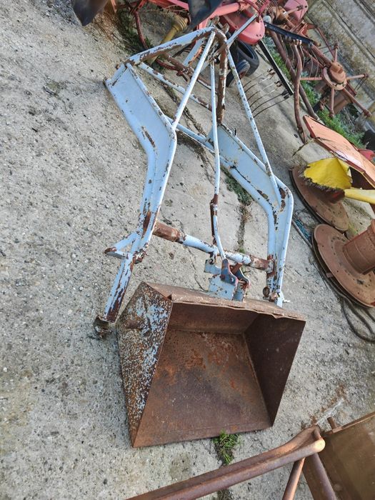 Încărcător în tiranți cu cupa- furci