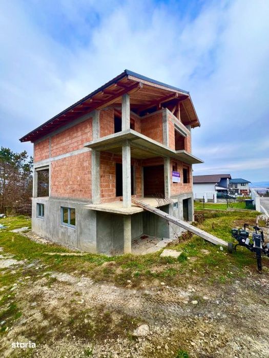 Casa nefinalizata, la rosu - comision 0% la cumparator