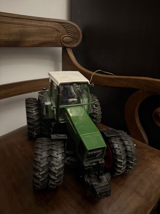 Macheta jucarie Tractor Fendt  masina