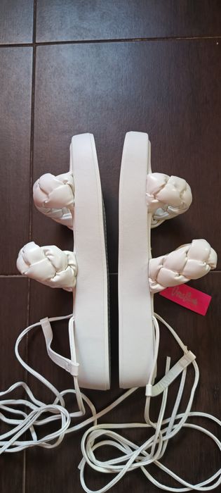 Sandale noi cu etichetă, cu predare personală