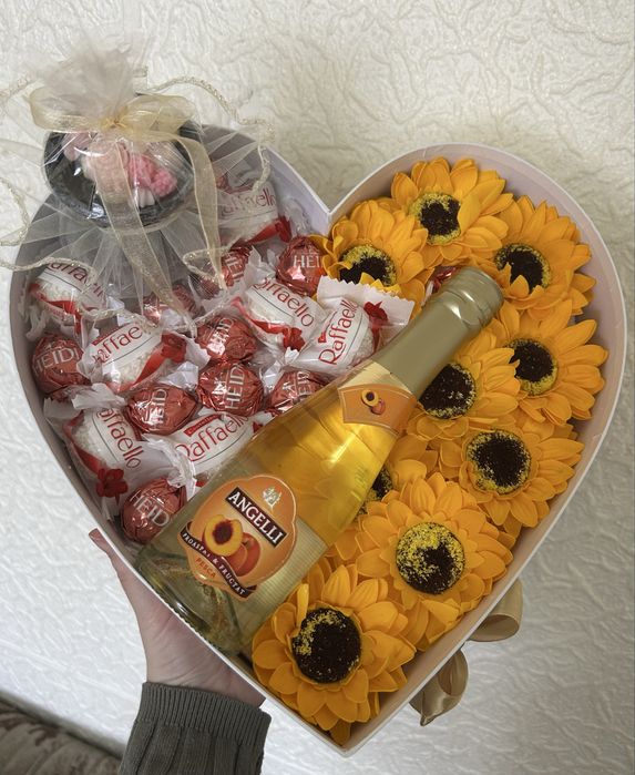 Aranjament inima dulciuri, sampanie si vas aromaterapie