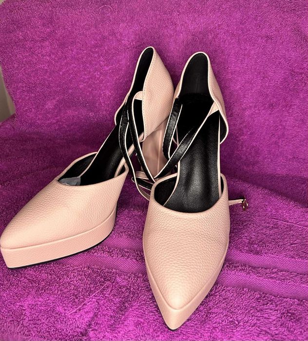 Ботуши и обувки с ток