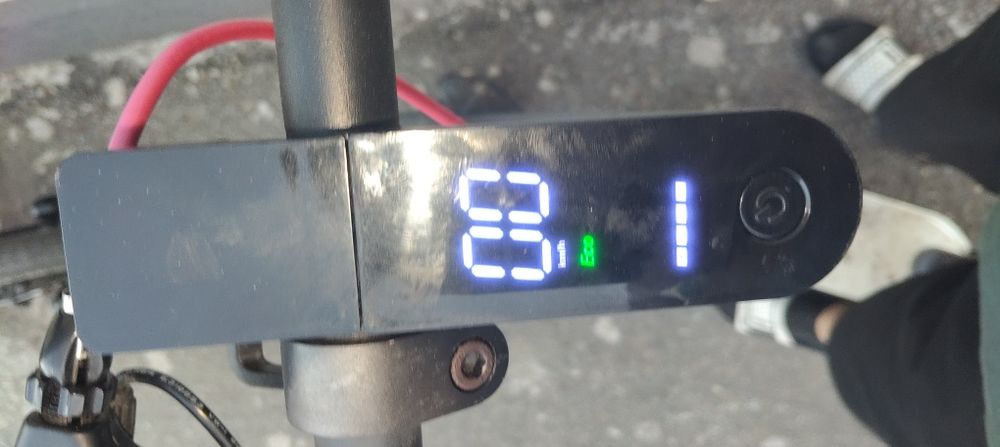 Vând trei trotinete triciclete 1 aovo 2 copie după Xiaomi 3 ninebit de copii cu una de scheme cadou