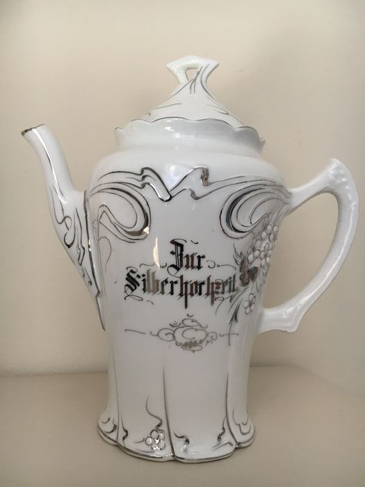 Стар порцеланов чайник/ кана в стил Арт нуво