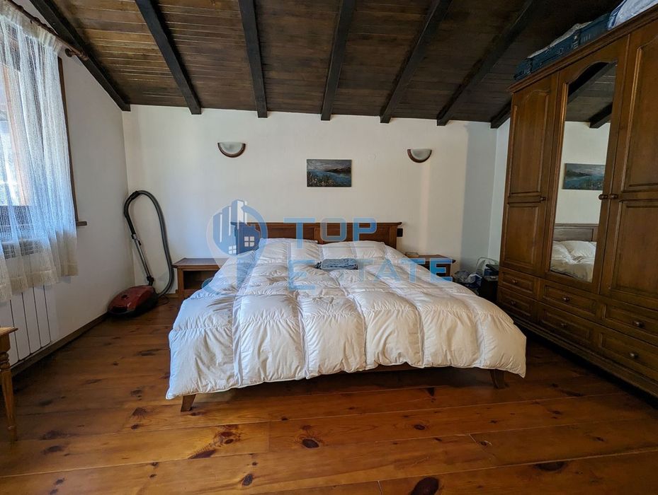 Двуетажна масивна къща в автентичен стил в близост до град Трявна