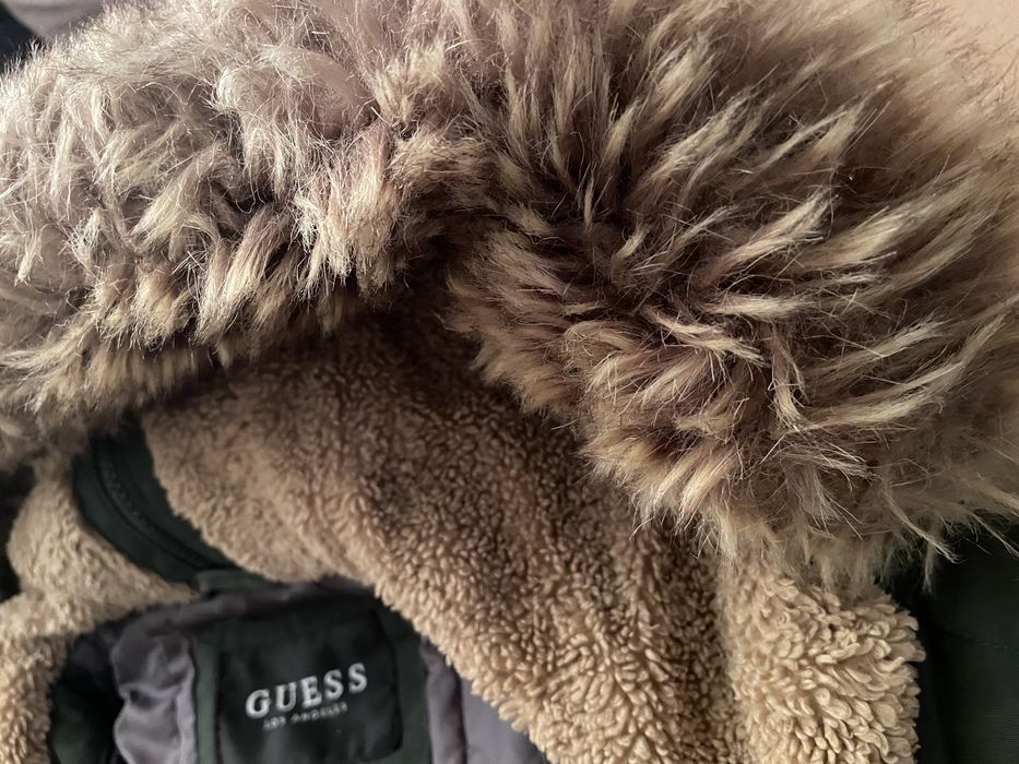 Geacă de iarnă GUESS ca nouă