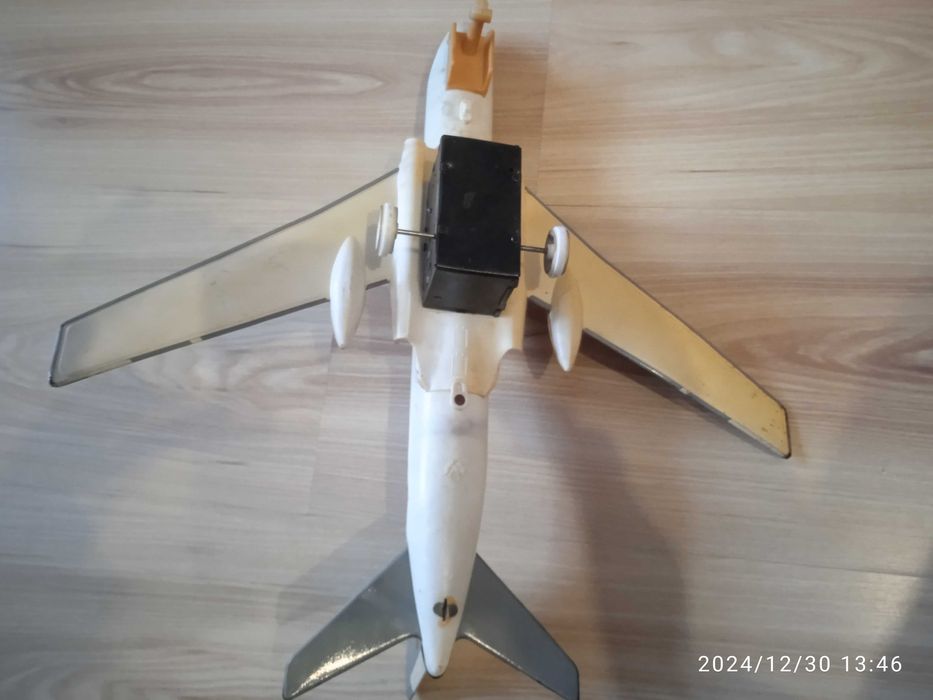 Самолетче Matchbox и стара руска играчка ламаринен самолет