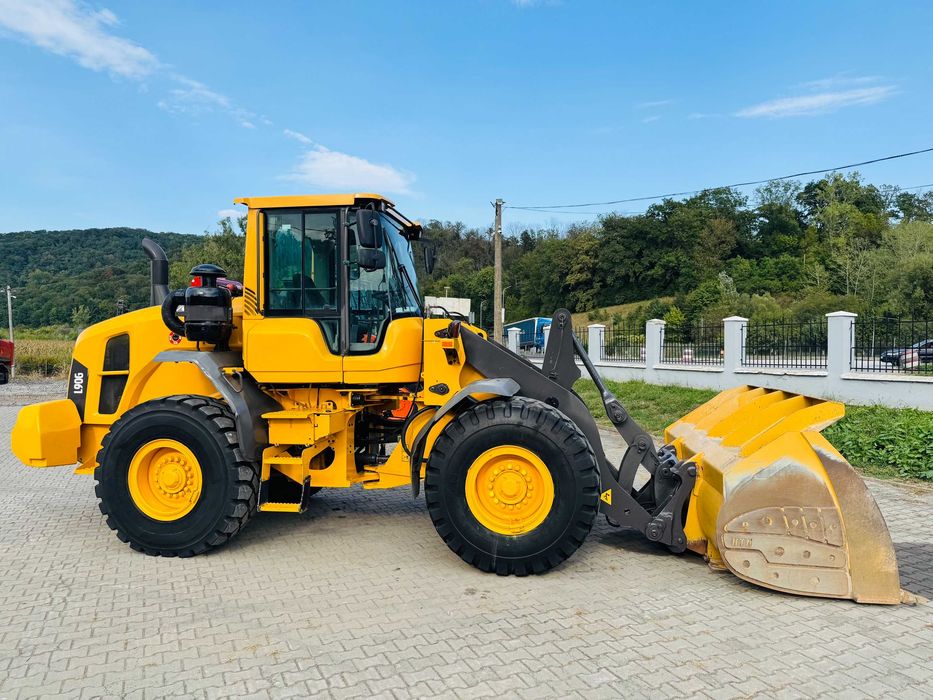 Incarcator frontal Volvo L 90 G, an fabricatie 2014, 18 tone, cupa Hardox 3.5mc, stare TOP !