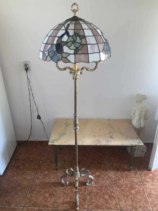 Veioza cu picior din bronz si abajur Tiffany