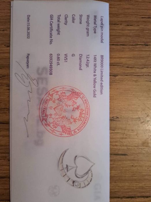 Бижу с инкрустиран диамант в него