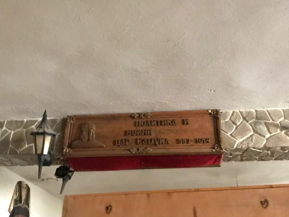 Пана с дърворезба на историческа тематика.