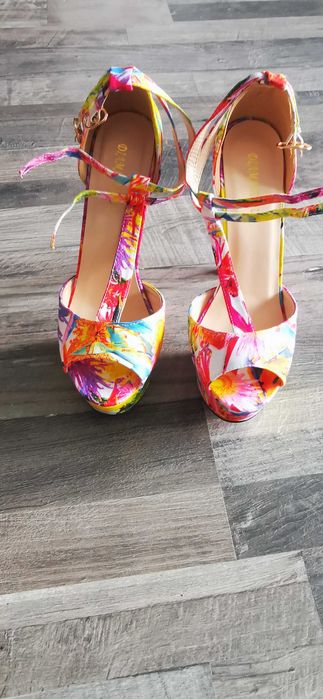 Сандали на висок ток 38 номер