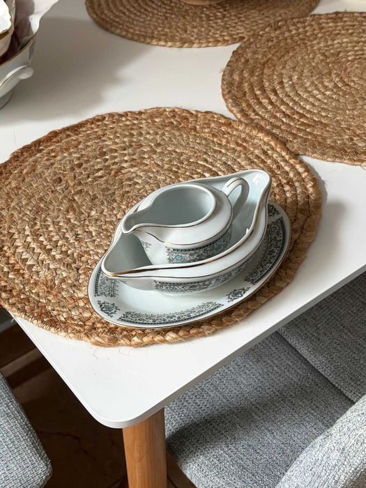 Set veselă porțelan ~90 piese, model clasic elegant, stare foarte bună